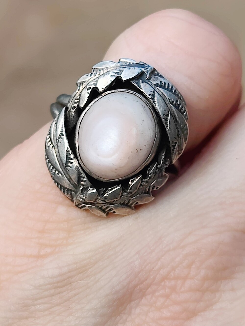 Vintage Sterling Signed Navajo Mother Of Pearl Ring - Picture 2 of 4